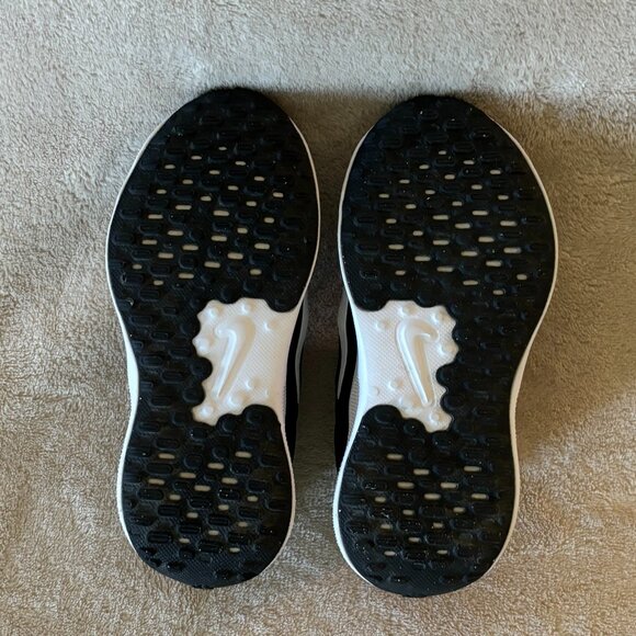 NIKE REVOLUTION 7 Little Kid's size 10 Sneakers in colors Black and White - Picture 3 of 3